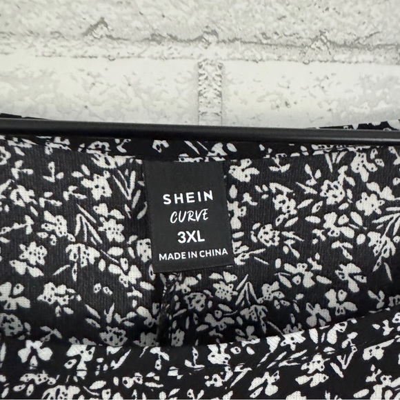 SHEIN Curve Tiered Floral Black Top - Picture 4 of 8